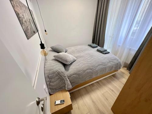 een klein bed in een kamer met een raam bij Sofia Opera Apartment in Sofia