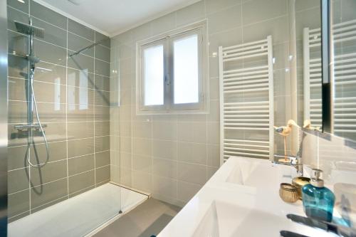 une salle de bain avec une baignoire, un lavabo et une douche dans l'établissement Sea Cottage, à Trégunc