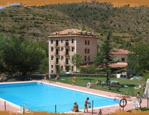 einem großen Pool vor einem Gebäude in der Unterkunft Javalambre Mountain Superski in Camarena de la Sierra