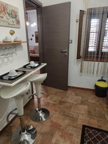 a kitchen with a table and chairs in a room at casa Maria in Palermo
