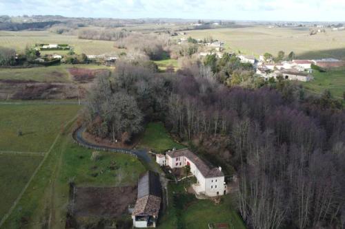 an aerial view of a house in a field at Gîte MOULIN DU CROS 4 , 6 personnes in Faleyras