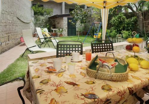 einen Tisch mit einem Tischtuch und Obst darauf in der Unterkunft B&B La Lampara in Castellabate