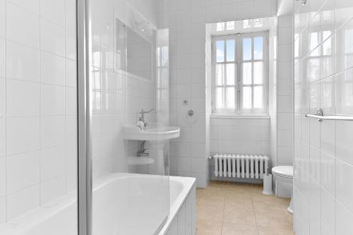 Un baño de Apartment in a 17th century Manoir - Chateau Isle Marie