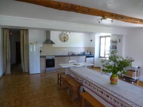 Il dispose d'une grande cuisine avec une table et un réfrigérateur. dans l'établissement Chateau Notre Dame de Sausses, à Sausses