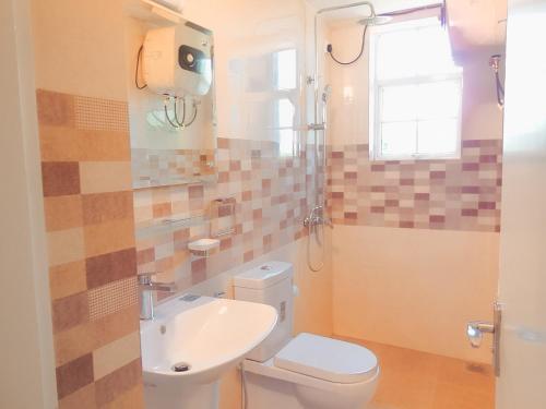 łazienka z toaletą i umywalką w obiekcie Terrabella - Nuwara Eliya w mieście Nuwara Eliya