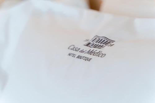 a sticker on the side of a bed at Casa del Médico Hotel Boutique in Alcázar de San Juan