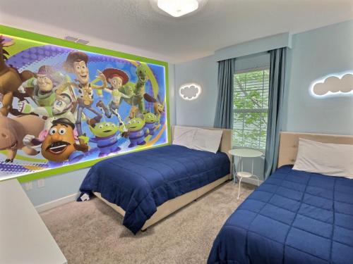 una camera con due letti e un grande letto a baldacchino di ST3064 Fabulosa casa perto da Disney a Kissimmee