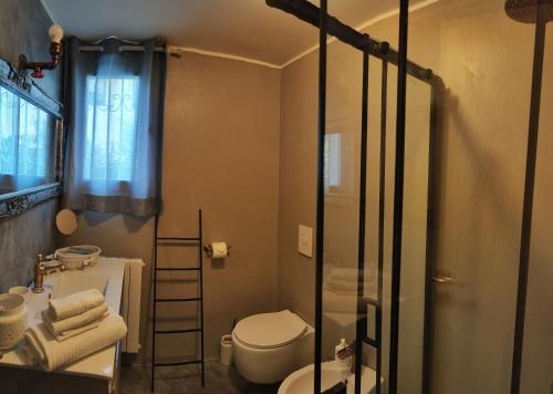 La salle de bains est pourvue d'une douche, de toilettes et d'un lavabo. dans l'établissement La Casa della Rosa Nana, à Trezzano sul Naviglio