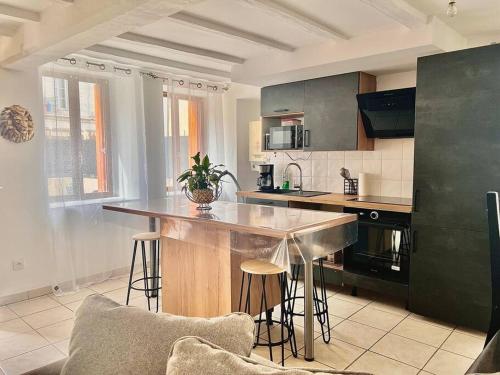 - une cuisine avec un îlot au milieu d'une pièce dans l'établissement Maison avec terrasse cosy, 2 chambres, wifi, parking, à Ruelle-sur-Touvre