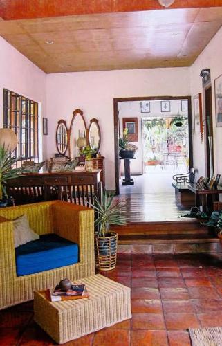 uma sala de estar com um sofá e uma mesa em Joy Transient House em Panabo