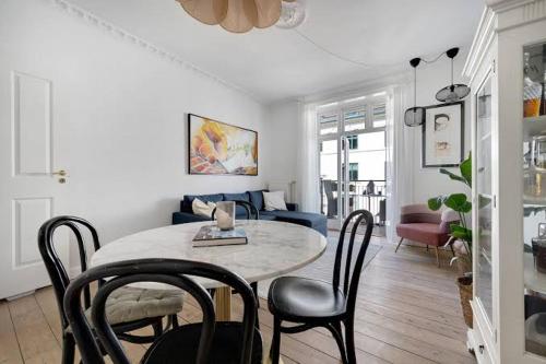 uma sala de estar branca com uma mesa e cadeiras em Joy Transient House em Panabo