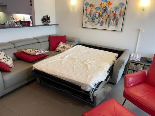 una cama en un sofá en una habitación en Bristol Palace Seaview 7e verdieping, 30 meter van strand, en Blankenberge