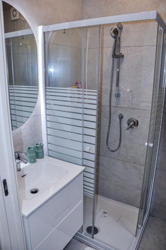a bathroom with a shower and a sink at Appartamento Urbino in Urbino