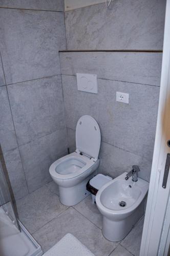 a bathroom with a toilet and a sink at Appartamento Urbino in Urbino
