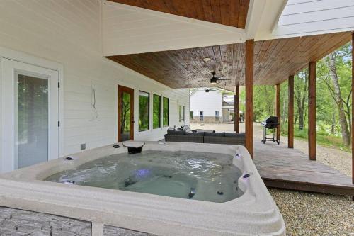 Fotografie z fotogalerie ubytování Pets OK! Hot Tub, Waterfront, Starlink, Firepit v destinaci Wright City