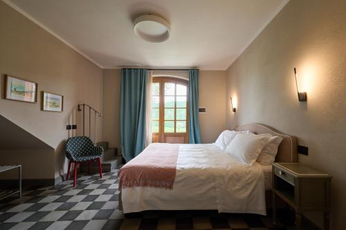 Habitación de hotel con cama y ventana en Cascina Binè, en Novi Ligure