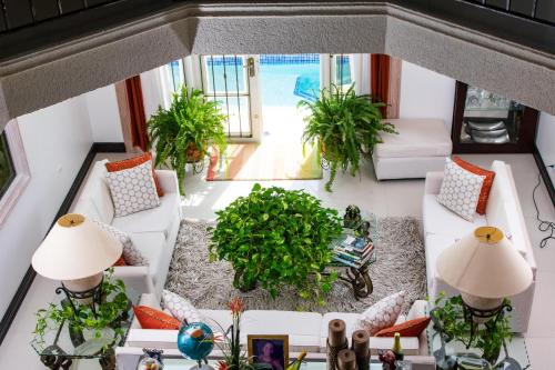 d'un salon avec des meubles blancs et des plantes. dans l'établissement ZenBreak Bliss Tranquility, à Bridgetown