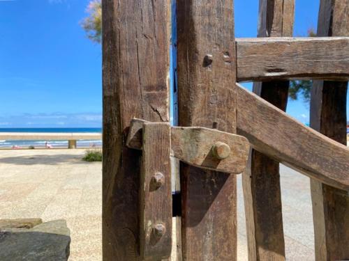 a close up of a wooden bench at the beach at Hotel Arimune in Bakio