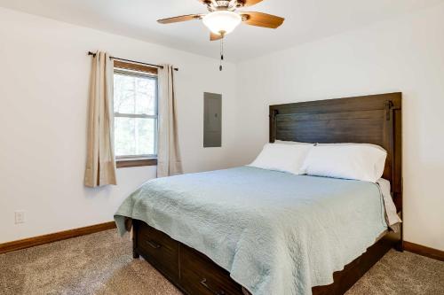 1 dormitorio con 1 cama y ventilador de techo en Hatfield Vacation Rental with Private Hot Tub!, en Merrillan