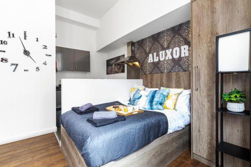 Postel nebo postele na pokoji v ubytování Perfect Location for Long Stays