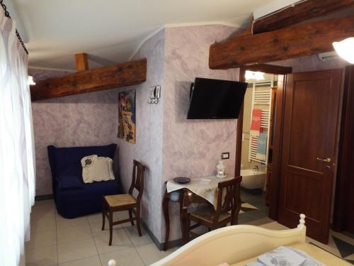 a living room with a table and a blue couch at B&B Il Portico in Praticello di Gattatico