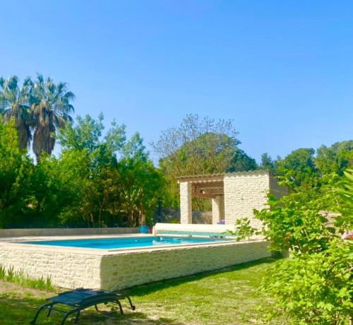 uma piscina em frente a uma casa em Domaine d'Ella Jourre em Canet d'Aude