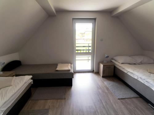Кровать или кровати в номере Domki u Henia 330A