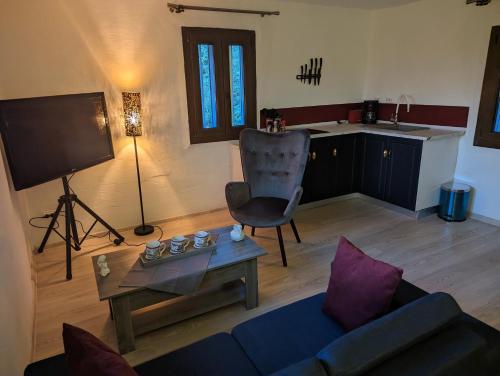 ein Wohnzimmer mit einem Sofa und einem Tisch in der Unterkunft Lake House Anemona in Buhalniţa