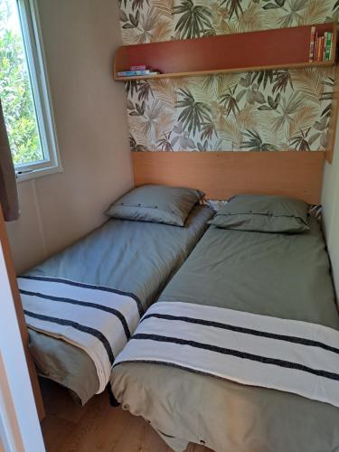 2 Betten nebeneinander in einem Zimmer in der Unterkunft Le jardin de Domi in Ventiseri