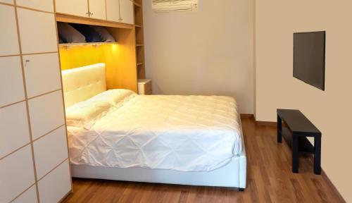 ナポリにあるFolly Apartmentのベッドと机のある小さな寝室
