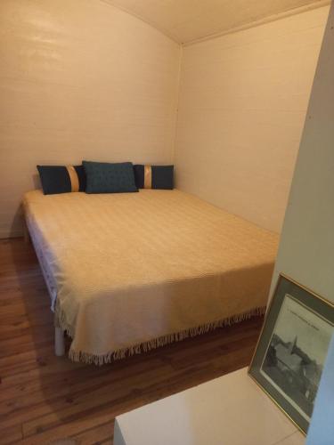 une chambre avec un grand lit dans une pièce dans l'établissement Cabane avec plan d'eau privatif, à Les Hayes