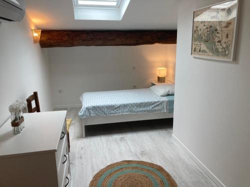 a bedroom with a bed in the corner of a room at Appartement neuf coeur du village in Saintes-Maries-de-la-Mer