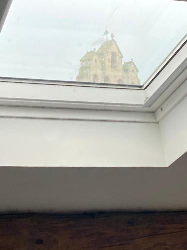 - une fenêtre dans une chambre dotée d'un plafond blanc dans l'établissement Appartement neuf coeur du village, à Saintes-Maries-de-la-Mer