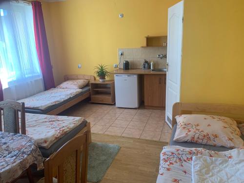 Habitación pequeña con 3 camas y cocina en GWIAZDA MORZA, en Hel