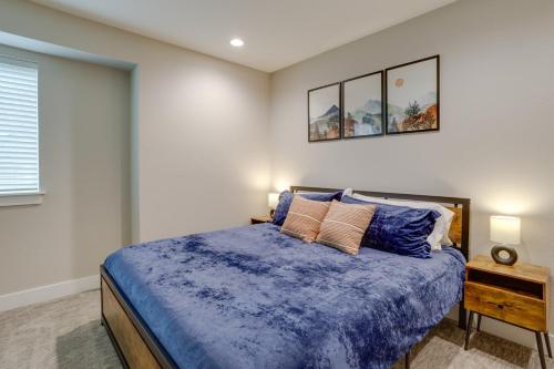 ein Schlafzimmer mit einem blauen Bett und einem Fenster in der Unterkunft Cozy Denver Vacation Rental Near Broncos Stadium! in Denver