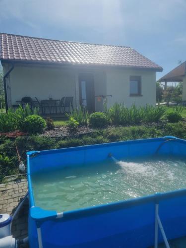 una piscina de agua frente a una casa en Apartament u Beti en Opole