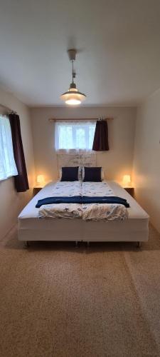 1 dormitorio con 1 cama grande y ventana en Grund in Ólafsvík, en Ólafsvík