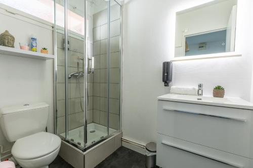 une salle de bains avec douche, toilettes et lavabo dans l'établissement Studio Ernest Chamalières Calme Parking Gratuit, à Chamalières