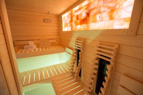 - Vistas al interior de una sauna de madera en Sauna studio near centre/airport, en Praga