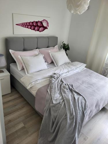 a bedroom with a bed with pink and white pillows at Split Mari Apartment in Split
