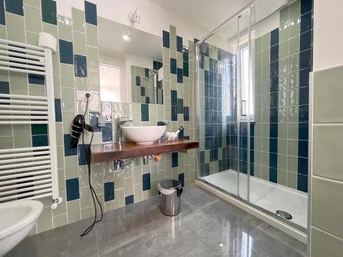 DC House في بروسيدا: حمام مع حوض ودش وحوض استحمام