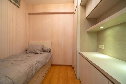 małą sypialnię z łóżkiem w pokoju w obiekcie Comfy & stylish 2 Bedrooms At Bassura city w Dżakarcie
