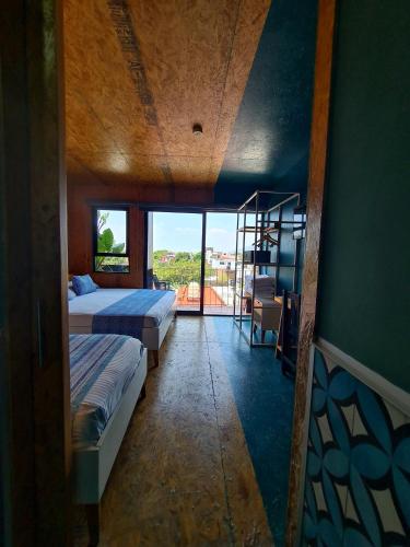 a view of a bedroom with two beds and a ladder at Hotel Momotus Tuxtla - Desayuno opcional in Tuxtla Gutiérrez