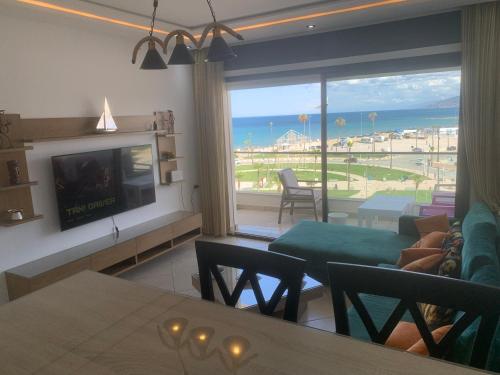 - un salon avec vue sur l'océan dans l'établissement Beachfront High Standard Flat, à Martil