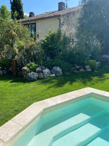 a swimming pool in the yard of a house at Clos Labellie - Gîte et Chambre d'Hôtes à Saint-Emilion in Lugaignac