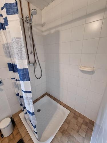 une salle de bain avec douche et baignoire dans l'établissement Charmant cottage dans les pins, entre océan & golf, à Lacanau