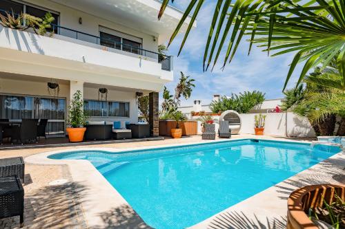 Deluxe 4BDR House W/ Pool by LovelyStay