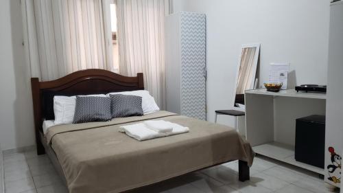 um quarto com uma cama com duas toalhas em Loft Aconchegante Centro Niterói / RJ Inter 300Mb em Niterói