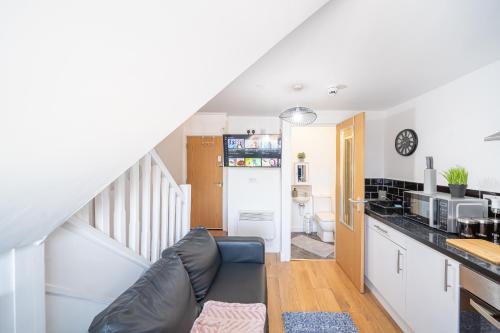 een woonkamer met een bank en een keuken bij Bv Kirkstall Central 1 Bedroom Apt Free Private Parking in Leeds