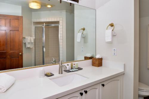 baño con lavabo y espejo grande en Wine Valley Inn en Solvang